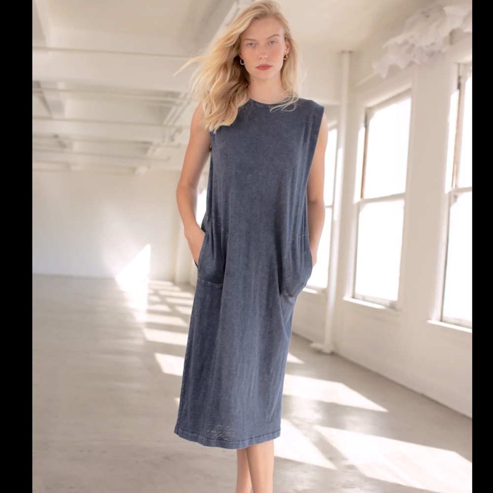 NWT Hellonite Women’s Medium Vintage Indigo Midi Crew Dress with pockets
